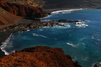 Belle et pittoresque vue sur la surface de l'eau de mer parmi les hautes falaises rocheuses par une journée ensoleillée — Photo de stock