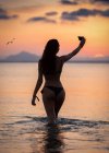 Спокуслива жінка бере селфі у воду — стокове фото