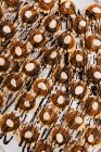 Nahaufnahme-Set aus leckerem Gebäck mit süßer Karamellcreme und Nüssen auf Pergamentpapier — Stockfoto