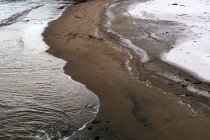 Praia de areia húmida na ensolarada praia da Noruega — Fotografia de Stock