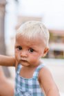 Portrait d'un petit garçon blond sur la plage — Photo de stock