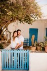 Amare coppia coccole vicino casa sulla spiaggia — Foto stock