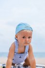 Porträt eines kleinen Jungen mit Mütze am Strand — Stockfoto