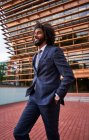 Africano americano empresário de pé na rua — Fotografia de Stock