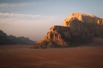 Un jeep en medio del gigantesco desierto de Wadi Rum al atardecer - foto de stock