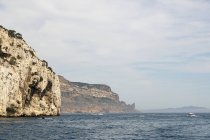 Вапнякові скелі та човни, що пливуть у морі — стокове фото