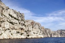 Schöne weiße Kalksteinfelsen an der Küste — Stockfoto