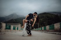 Sinnliches Paar umarmt sich auf ländlicher Brücke — Stockfoto