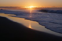 Pôr-do-sol colorido sobre a costa pacífica — Fotografia de Stock