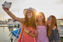 Optimistic fellows bonding and shooting selfie in summer — Stock Photo