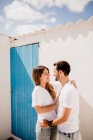Любящие пары обнимаются возле пляжного домика — стоковое фото