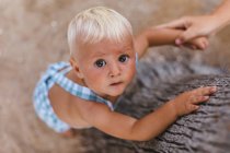 Vista superior de um bebê loiro na praia — Fotografia de Stock