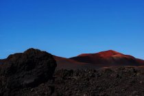 Vue pittoresque du terrain volcanique avec lave solidifiée dans la zone sauvage sur l'île de Lanzarote Espagne — Photo de stock