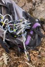 Attrezzatura da arrampicata, corde, scarpe da arrampicata, moschettone, pronto per essere utilizzato vicino alla collina di montagna — Foto stock