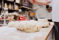 Plateau en métal avec de savoureuses pâtisseries en forme de porc placé sur un rack dans une boulangerie professionnelle — Photo de stock