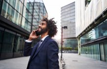 Curly african american man smiling at street — Stock Photo
