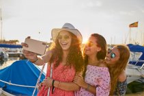 Optimistic fellows bonding and shooting selfie in summer — Stock Photo
