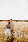 Щирі коханці позують на велосипеді на житньому полі — стокове фото