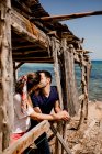 Casal de abraços à beira-mar — Fotografia de Stock