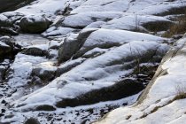 Поверхность замёрзшего пруда покрыта белым снегом зимой в Норвегии — стоковое фото