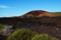 Pittoresca veduta del terreno vulcanico con lava solidificata in zona selvaggia sull'isola di Lanzarote Spagna — Foto stock