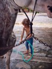 Barfuß-Junge spritzt Hengst mit Frischwasser auf Bauernhof-Terrasse nieder — Stockfoto