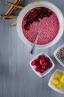 Смугаста миска зі свіжими ягодами та кунжутом, подається на столі — стокове фото
