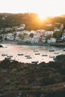Pittoresca vista del sole che sorge sopra la piccola accogliente città meridionale situata sulle colline del mare — Foto stock