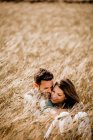 Liebhaber umarmen sich auf dem Weizenfeld — Stockfoto