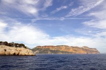 Weißes Segelboot im Meer und schöne Felsen — Stockfoto