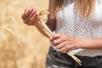 Erntefrau mit Getreidegras auf der Wiese — Stockfoto