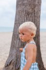 Portrait d'un petit garçon blond sur la plage — Photo de stock