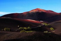 Malerischer Blick auf vulkanisches Terrain mit erstarrter Lava in wildem Gebiet auf der Insel Lanzarote Spanien — Stockfoto