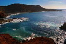 Красивий і мальовничий вид на поверхню морської води серед високих скелястих скель в сонячний день — стокове фото