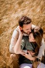 Liebhaber umarmen sich auf dem Weizenfeld — Stockfoto