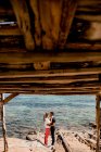 Friedliche Liebende, die sich an der Küste umarmen — Stockfoto