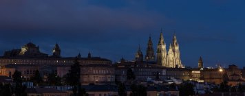 Santiago de Compostela weites Panorama bei Nacht. UNESCO-Weltkulturerbe. Galicien, Spanien — Stockfoto