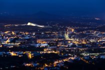 Santiago de Compostela viw desde arriba por la noche. UNESCO Patrimonio de la Humanidad. Galicia, España - foto de stock