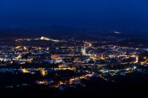 Luftaufnahme der europäischen Stadt mit Burgtürmen und Straßenlaternen bei Nacht — Stockfoto