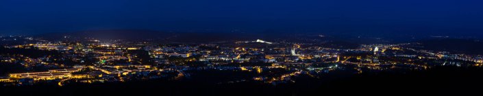 Blick von oben auf Santiago de Compostela bei Nacht. UNESCO-Weltkulturerbe. Galicien, Spanien — Stockfoto