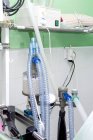 Будівництво пластикових трубок та інструментів для лікування тварин у операційній залі ветеринарної клініки — стокове фото