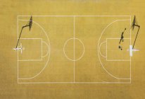 Аерофотозйомка чоловіка, який грає в баскетбол на жовтому відкритому дворі . — стокове фото