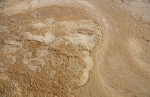 Зверху натуральна текстура плямистої брудної води в болоті з плямами — стокове фото