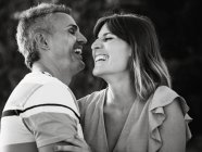 Couple se regardant avec un sourire heureux et riant — Photo de stock