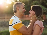 Couple se regardant avec un sourire heureux — Photo de stock