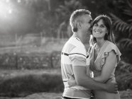 Homem abraçando e beijando mulher adulta média com sorriso feliz — Fotografia de Stock