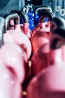 Ensemble de kettlebells roses sur les étagères dans le club de santé moderne — Photo de stock