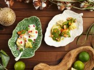 Верхний вид листовидных тарелок с вкусными равиоли, подаваемых с соусом песто — стоковое фото