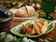 Листкове тісто з лососем та моцарелою, подається на тарілці з кіокою — стокове фото