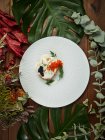 Blick von oben auf köstliche Mousse de foie serviert mit Kaviar — Stockfoto